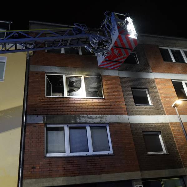 Die Feuerwehr rettete einen 64-Jährigen aus seiner brennenden Wohnung.