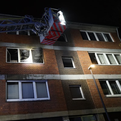 Die Feuerwehr rettete einen 64-Jährigen aus seiner brennenden Wohnung.