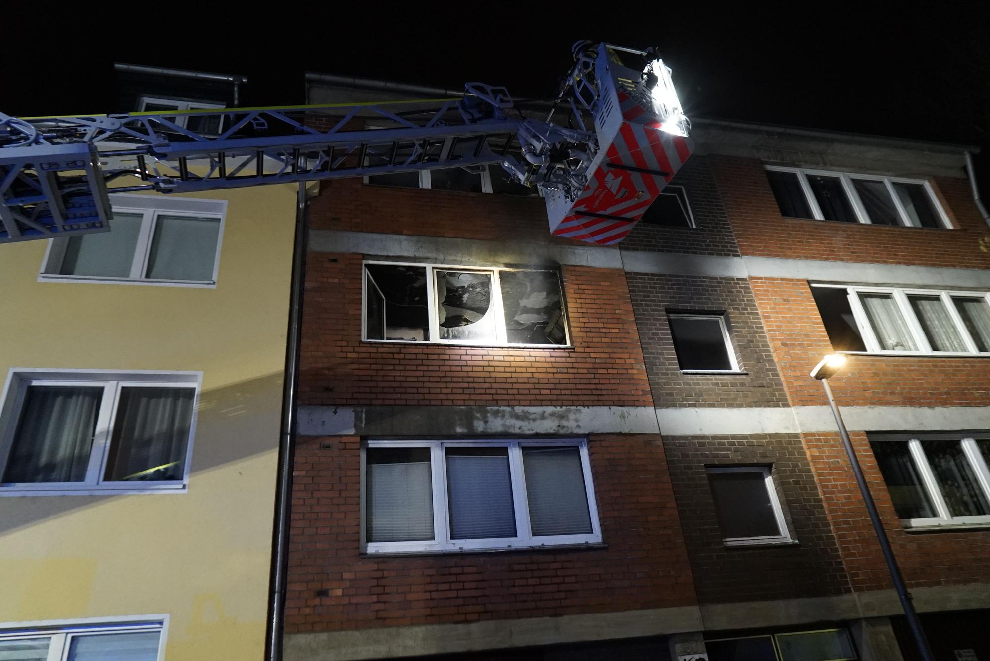 Die Feuerwehr rettete einen 64-Jährigen aus seiner brennenden Wohnung.