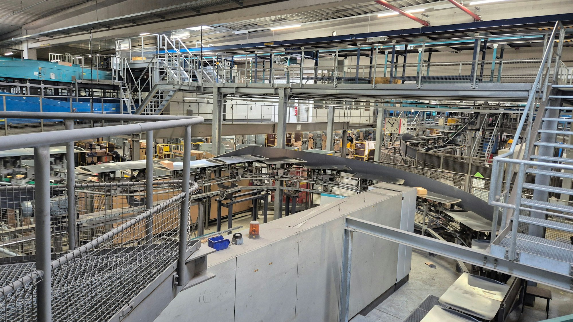 Blick in die moderne Halle des Kölner Paketzentrums.