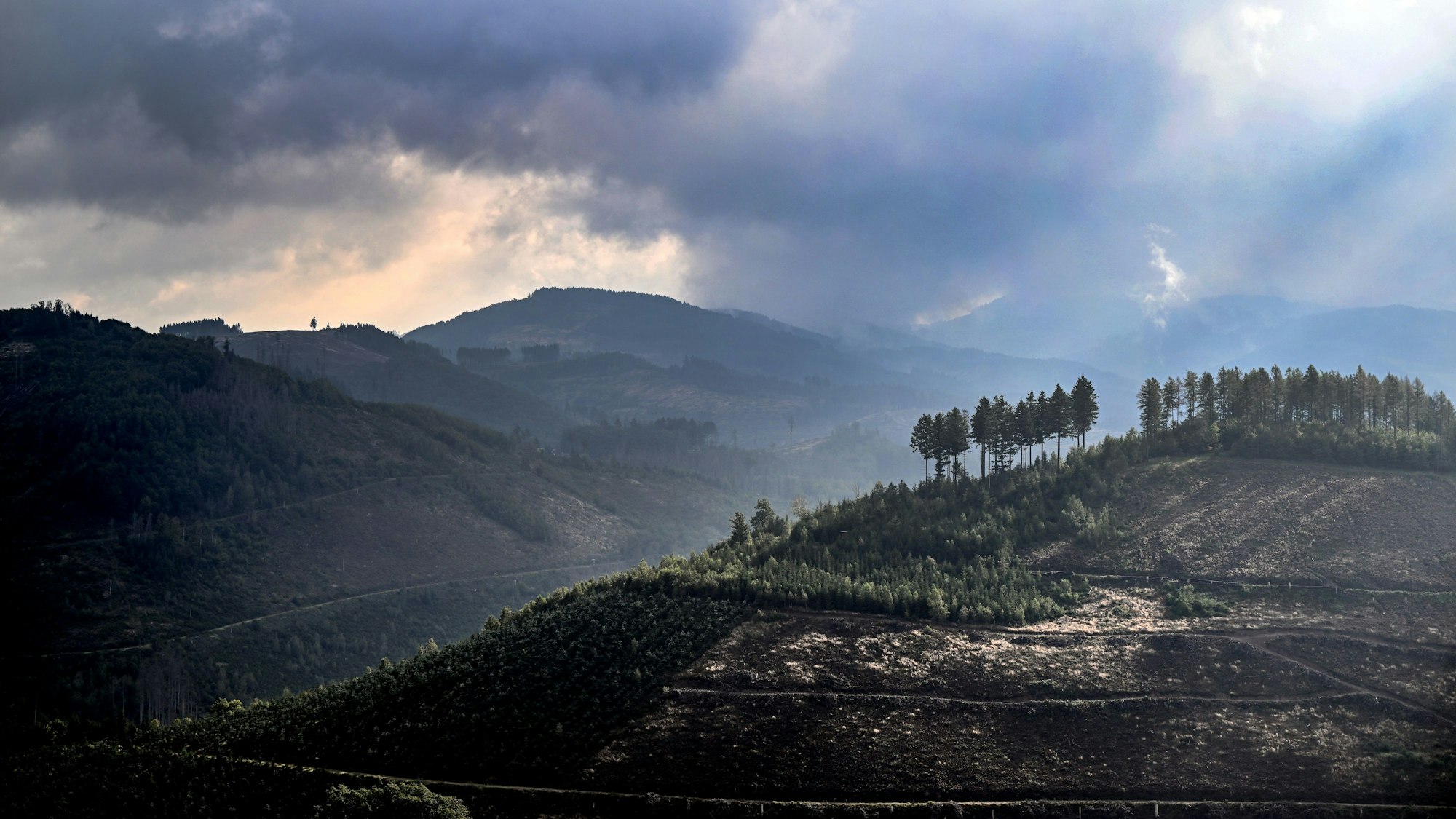 Lennestadt: Wolken ziehen über das Sauerland bei Lennestadt.