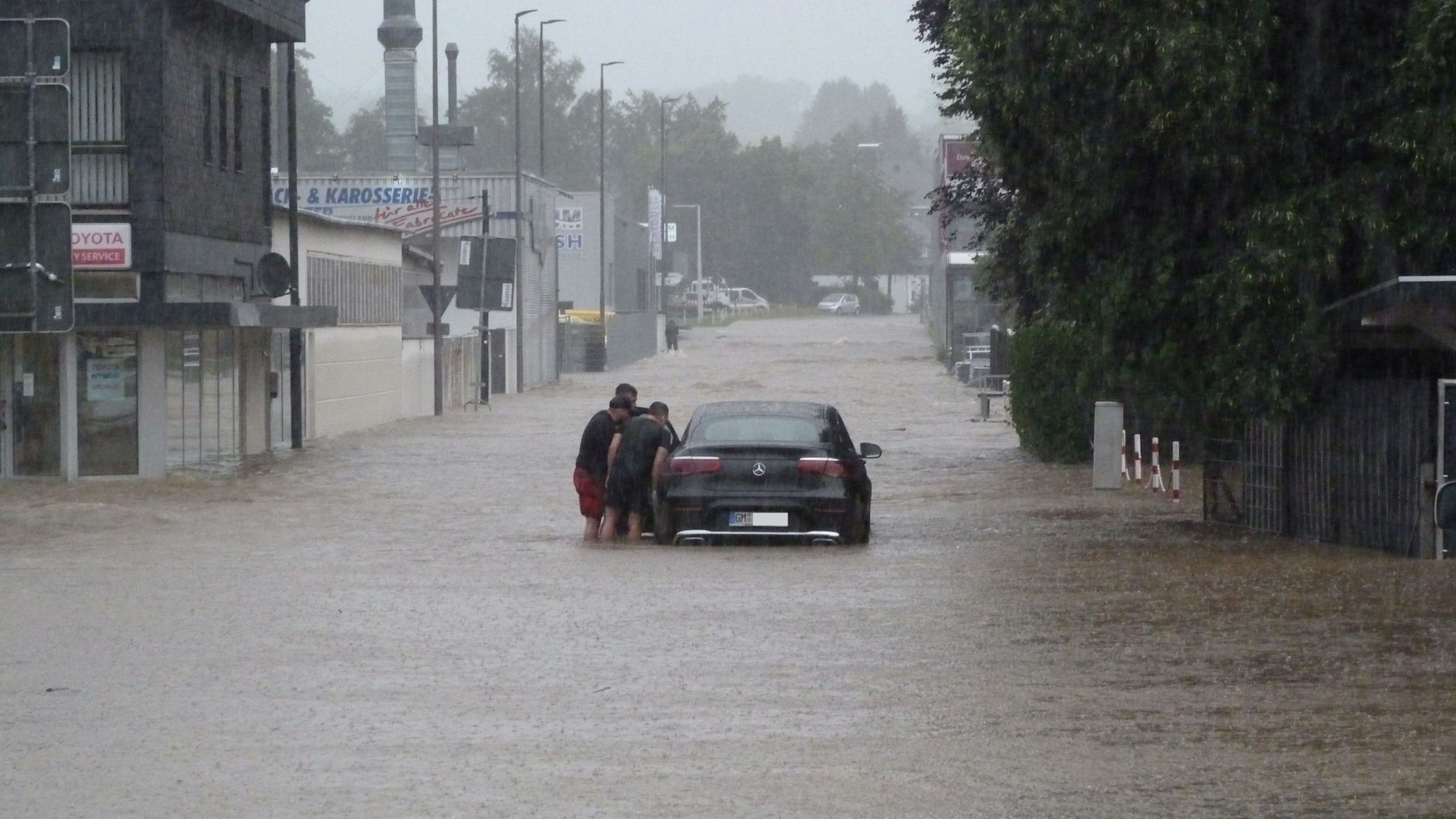 Das Archivfoto zeigt  eine überflutete Straße in Wipperfürth.