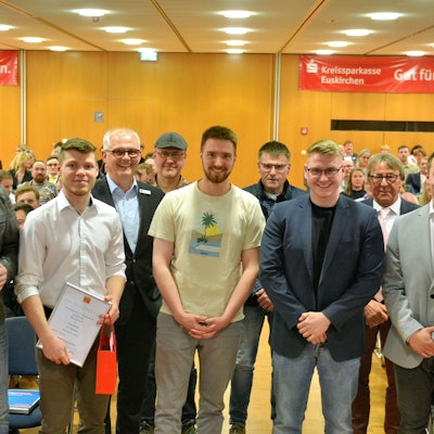 Die Geehrten haben sich mit anderen Männern zu einem Gruppenbild aufgestellt.