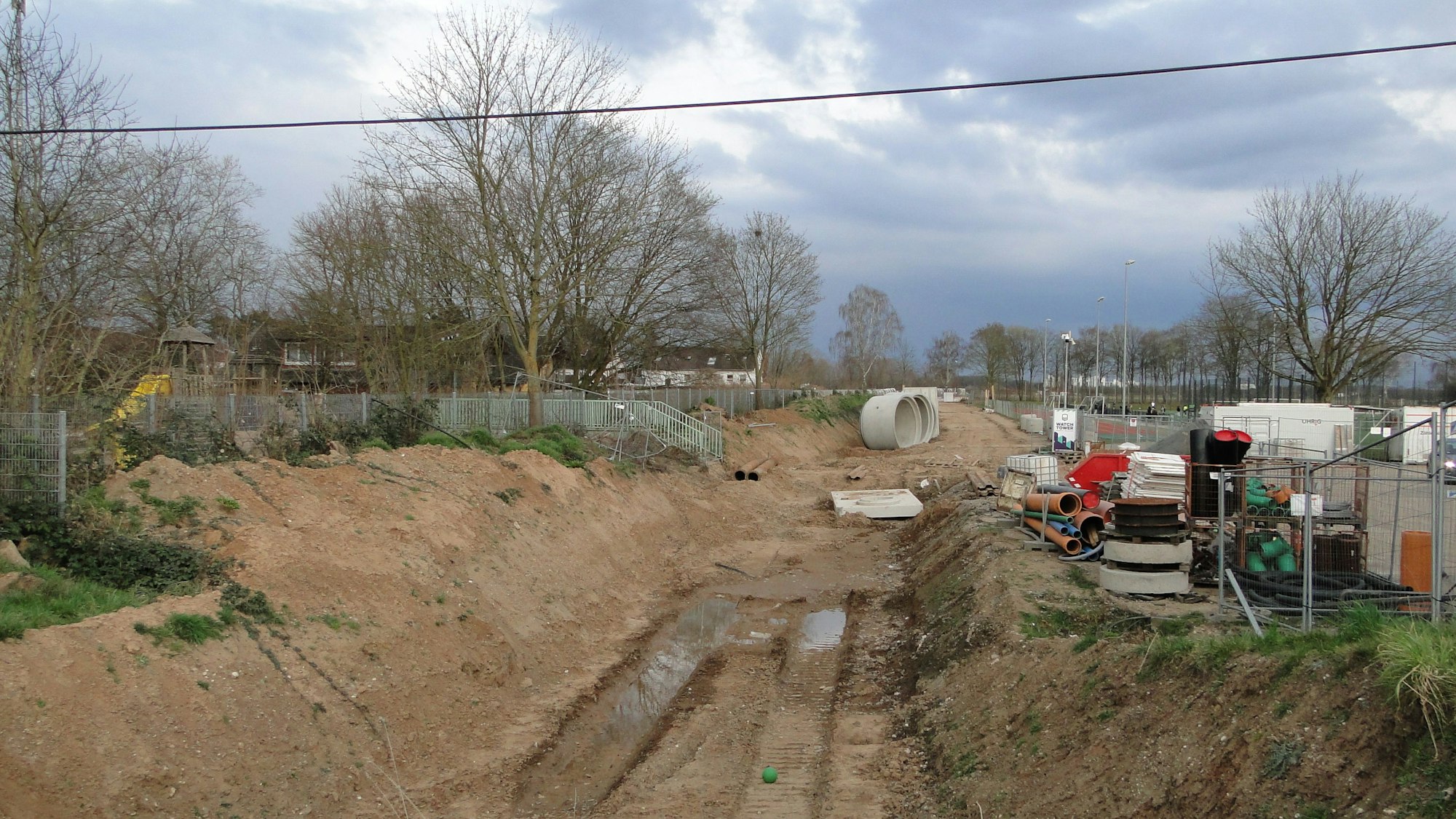 Der Graben der Bauarbeiten für den Stauraumkanal zieht sich entlang des westlichen Ortsrandes von Esch.