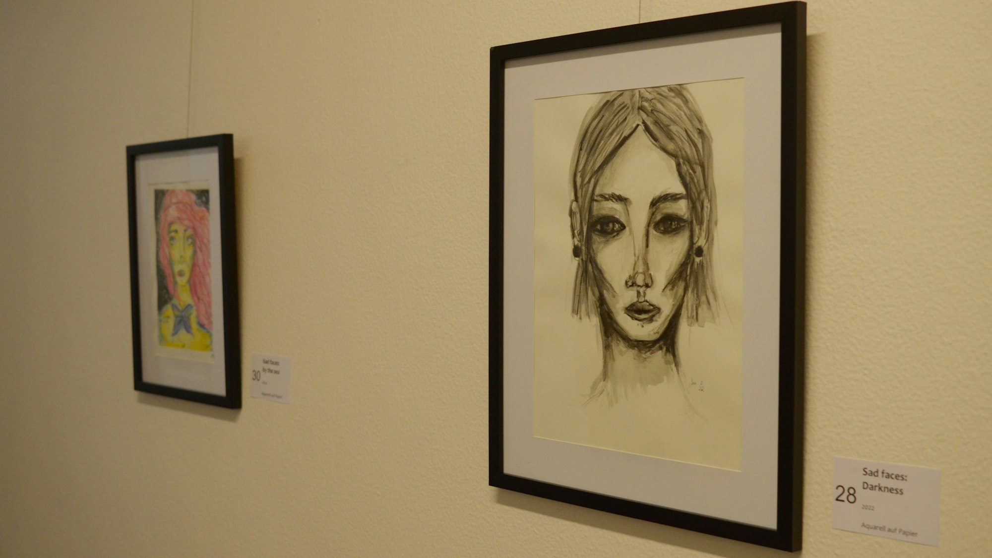 Das Foto zeigt zwei Bilder mit Frauenporträts.