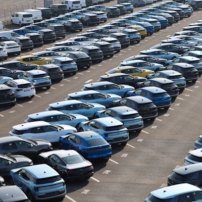 Elektroautos vom Typ Explorer und Capri stehen auf dem Werksgelände der Ford-Werke in Köln-Niehl. Die Autos verkaufen sich schlechter als erhofft.