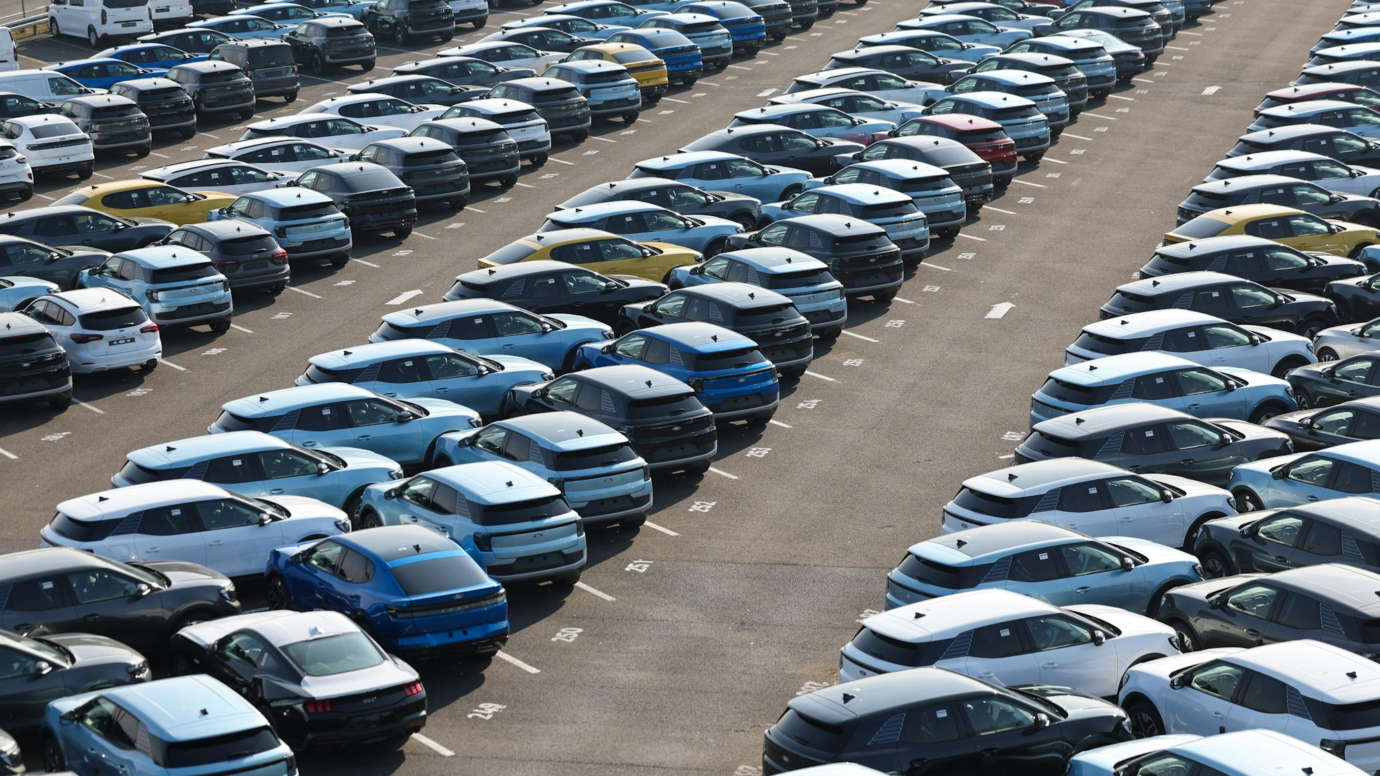 Elektroautos vom Typ Explorer und Capri stehen auf dem Werksgelände der Ford-Werke in Köln-Niehl. Die Autos verkaufen sich schlechter als erhofft.