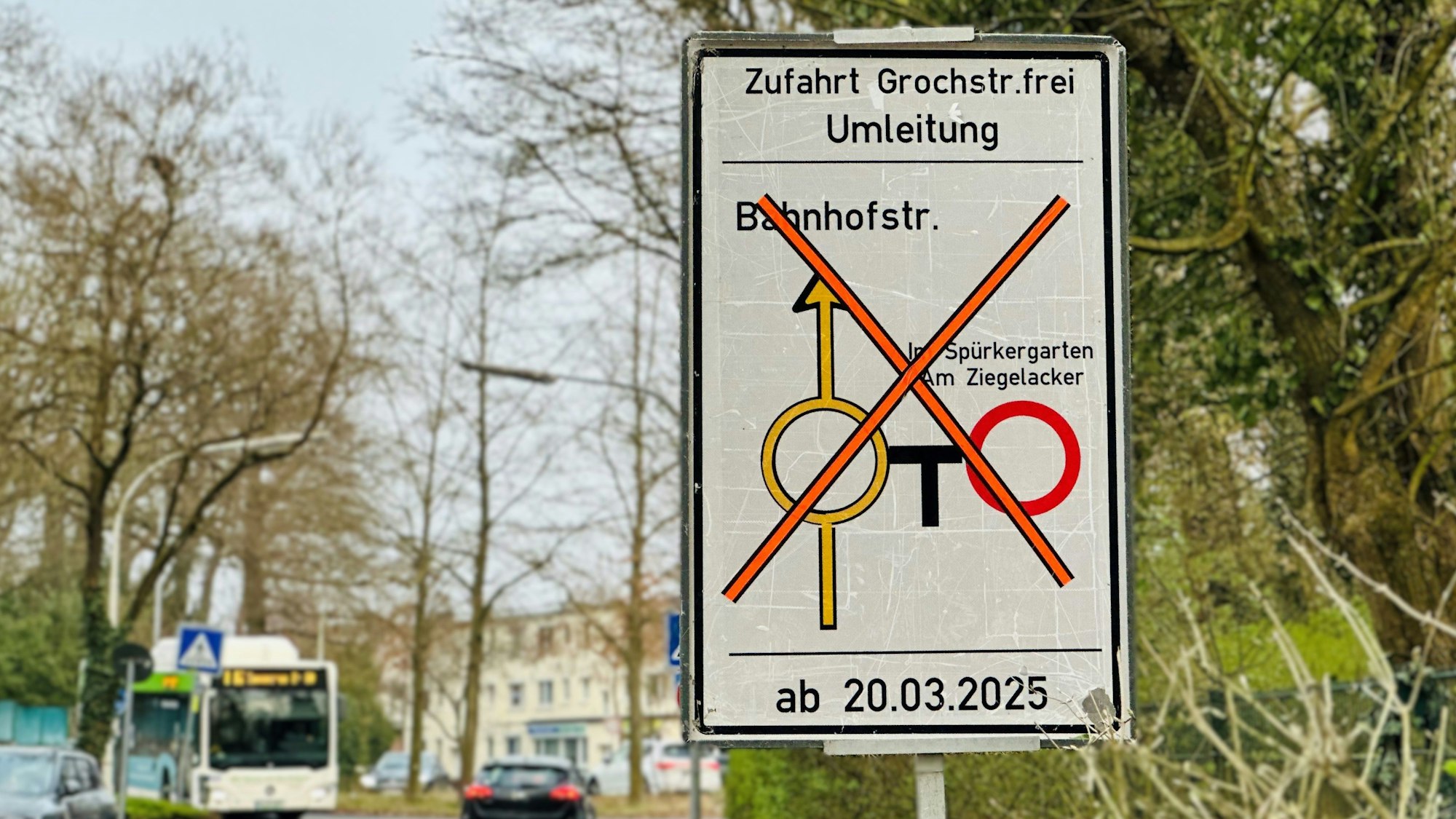 Zu sehen ist ein Schild an einer Straße.