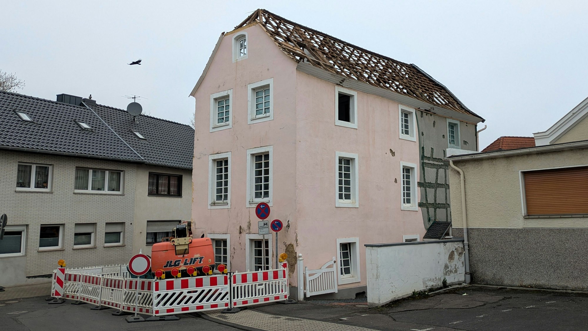 Errichtet wurde das dreigeschossige Gebäude 1802/1803 aus Abbruchmaterial des kurfürstlichen Jagdschlosses „Herzogsfreude“ in Röttgen.