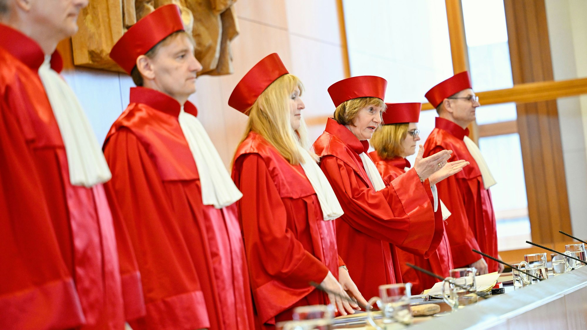 Der Zweite Senat des Bundesverfassungsgericht entscheidet zu einer Verfassungsbeschwerde von sechs FDP-Politikern gegen den 1995 eingeführten Solidaritätszuschlag, der damals die Kosten der Wiedervereinigung finanzieren sollte.