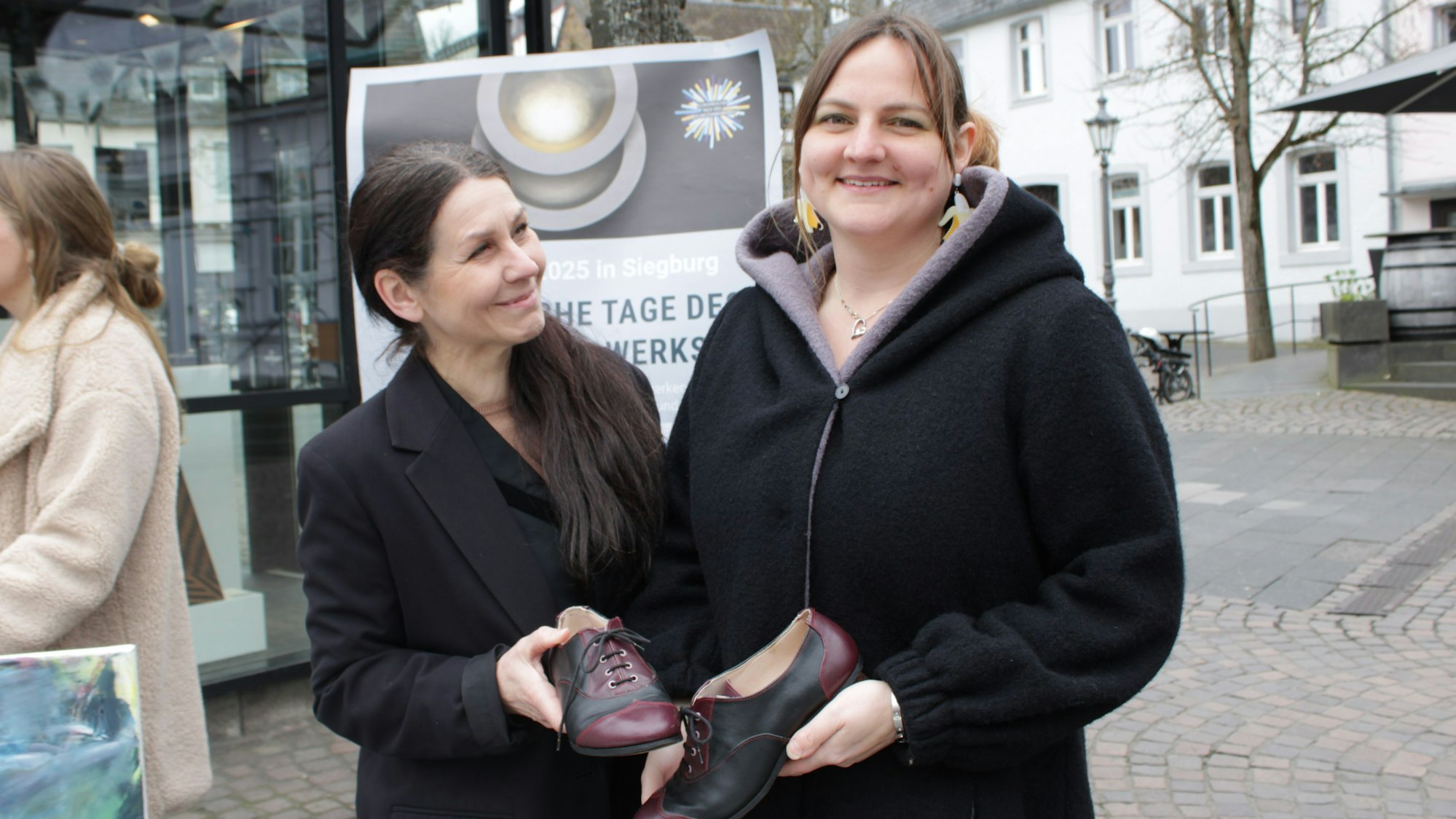 Schuhmachermeisterin Nadine Weißenfels (r.) mit Modedesignerin Claudia Schult (l.), der Inhaberin des Modeateliers Charly Couture, von der Weißenfels einen Mantel trägt.