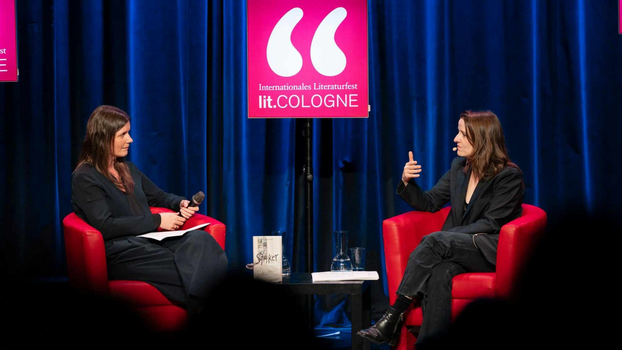 Autorin Helene Hegemann (r.) auf der lit.Cologne 2025 im Gespräch über ihren neuen Roman „Striker“ mit Moderatorin Maria-Christina Piwowarski.