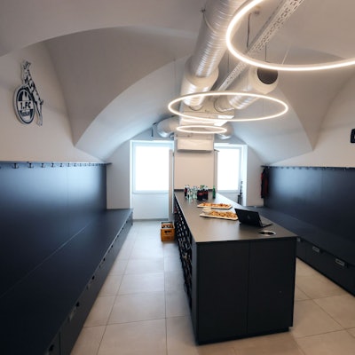 Die neu gestaltete Umkleidekabine der U19-Bundesliga-Mannschaft des 1. FC Köln in der Akademie am Geißbockheim.