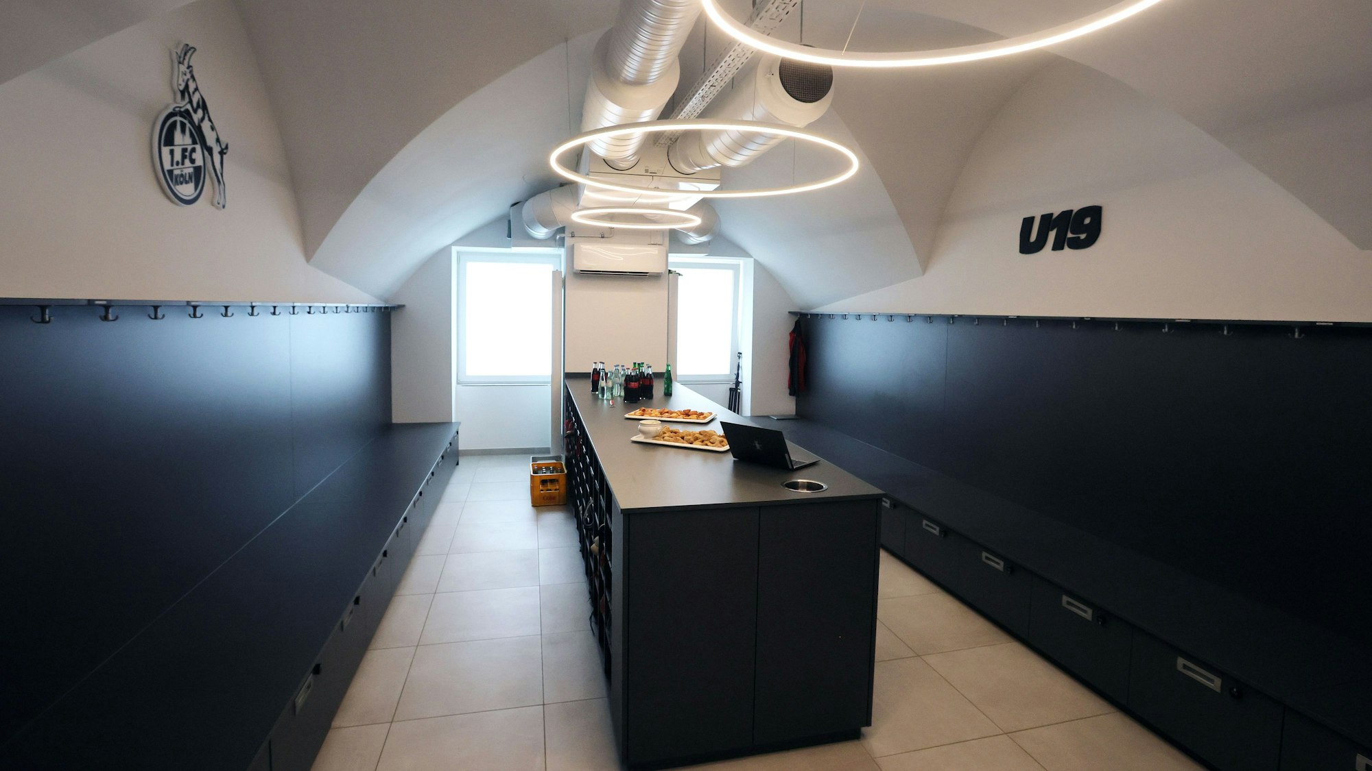 Die neu gestaltete Umkleidekabine der U19-Bundesliga-Mannschaft des 1. FC Köln in der Akademie am Geißbockheim.