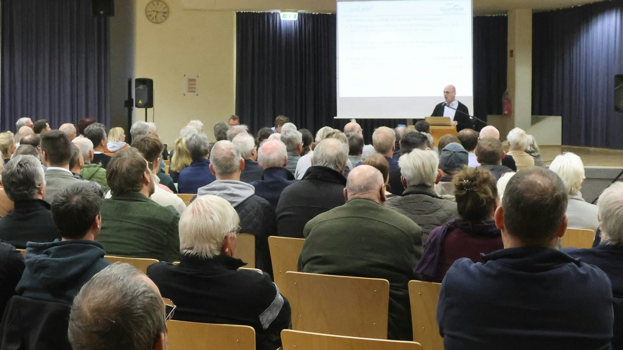 Das Foto zeigt den gut gefüllten Saal bei der Info-Veranstaltung.