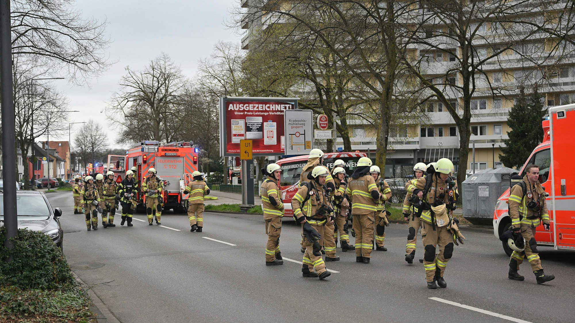 Großeinsatz für die Feuerwehr: Der Brand in einer Wohnung des sechsten Stocks breitete sich schnell bis in den achten Stock aus.