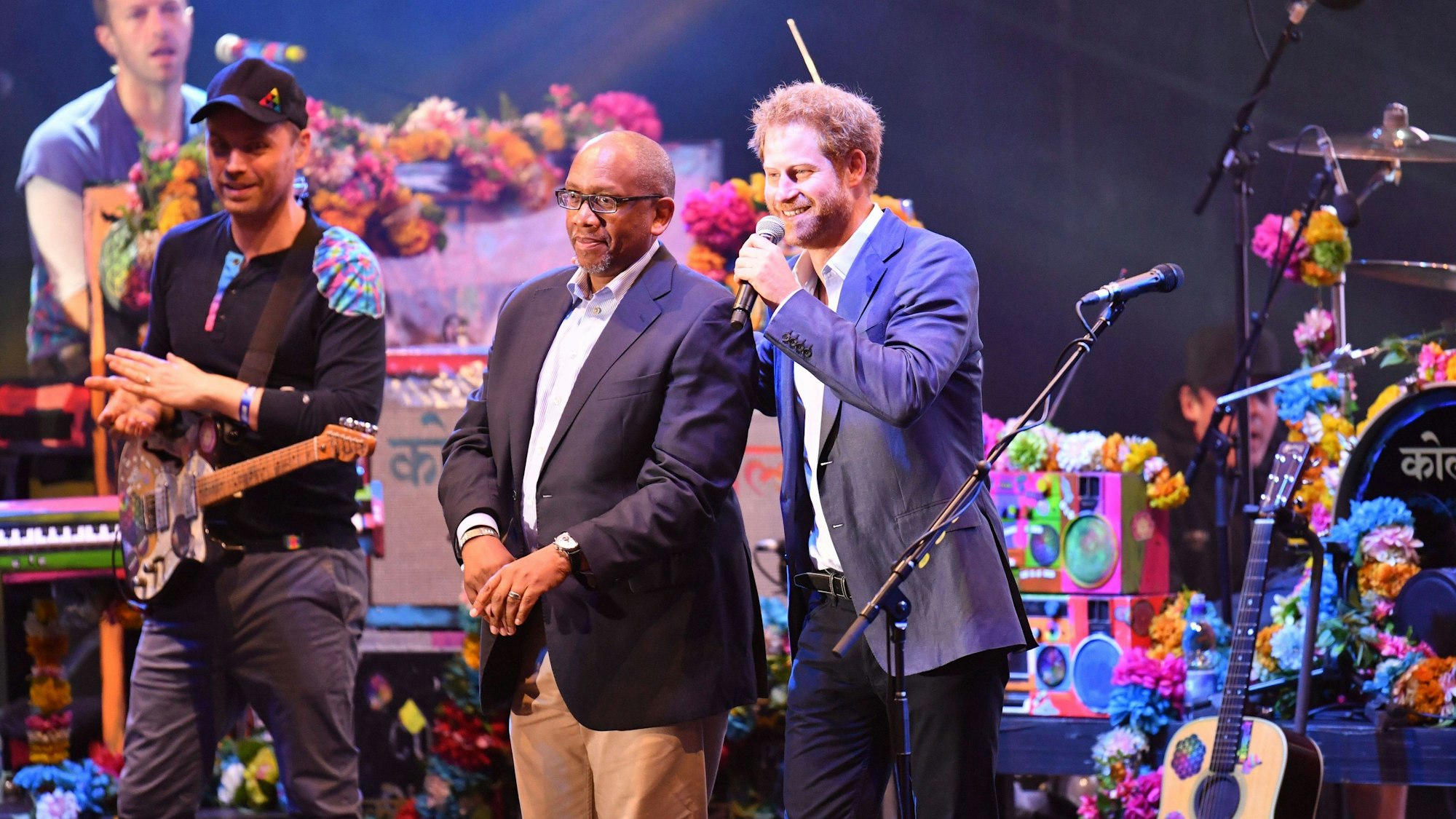 Prinz Seeiso und Prinz Harry auf der Bühne mit Coldplay während eines Charity-Konzerts.