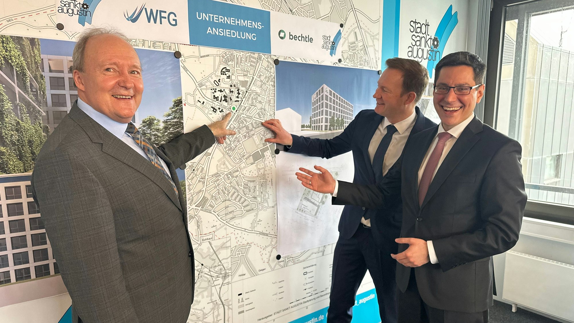 Die Firma Bechtle stellt ihr neues Gebaäude in Sankt Augustin vor. Der städtische Wirtschaftsförderer Edgar Bastian; Christian Behma, Geschäftsführer Bechtle IT-Systemahus Bonn, Bürgermeister Dr. Max Leitterstorf (von links).