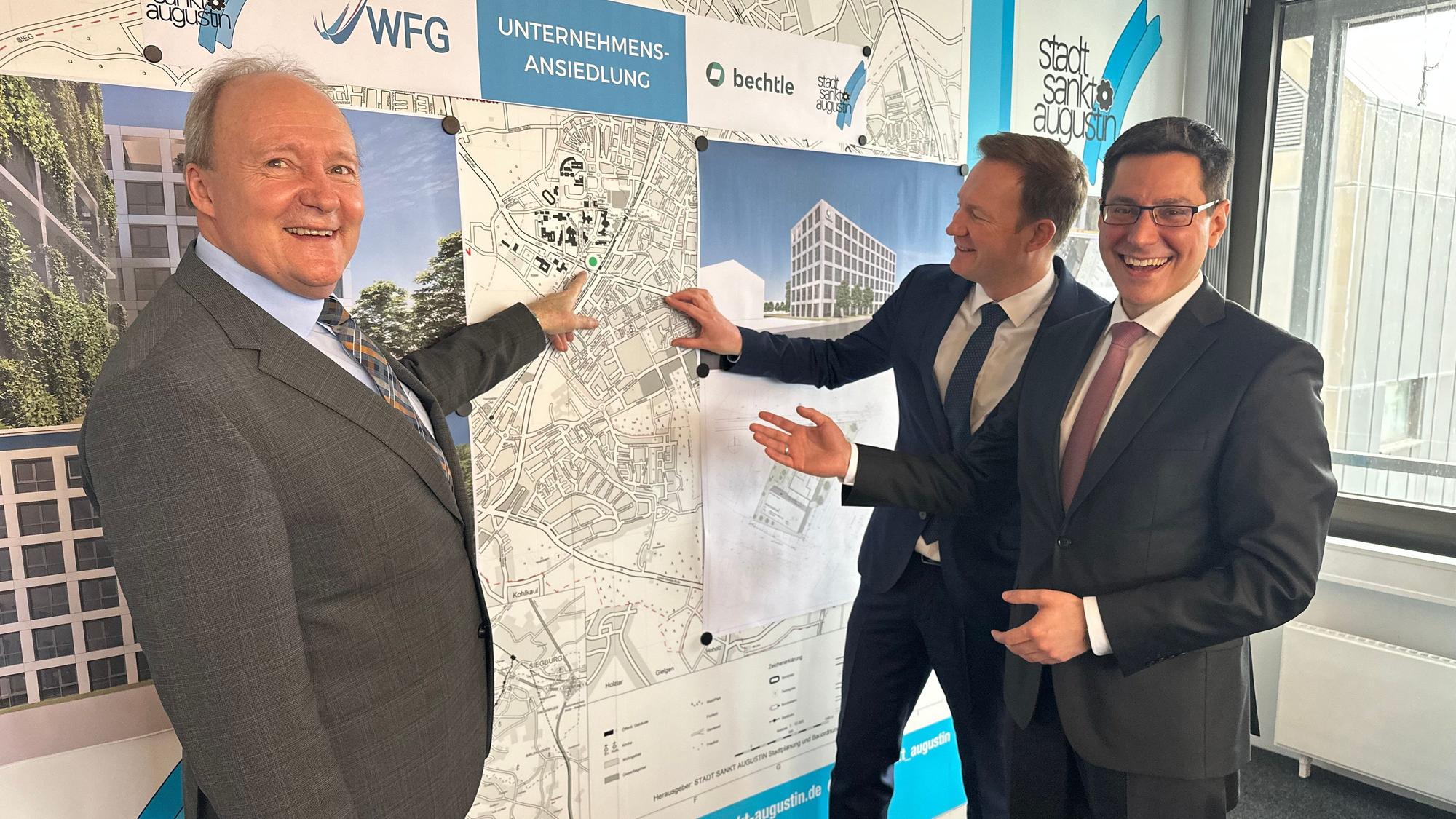 Die Firma Bechtle stellt ihr neues Gebäude in Sankt Augustin vor. Der städtische Wirtschaftsförderer Edgar Bastian; Christian Behma, Geschäftsführer Bechtle IT-Systemhaus Bonn, Bürgermeister Dr. Max Leitterstorf.