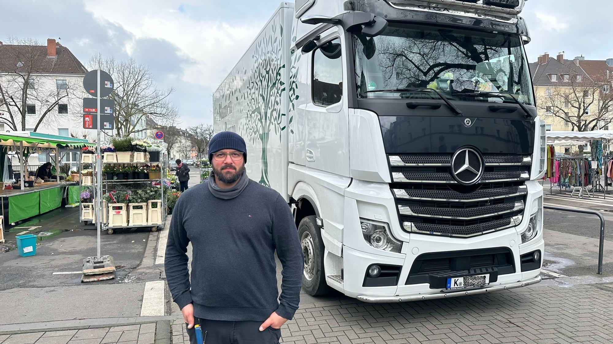 Blumenhändler Tobias Baum mit seinem LKW