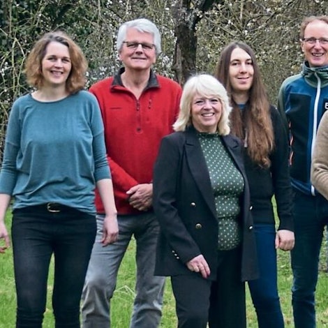 Das Foto zeigt den Parteivorstand der Hürther Grünen im April 2024.