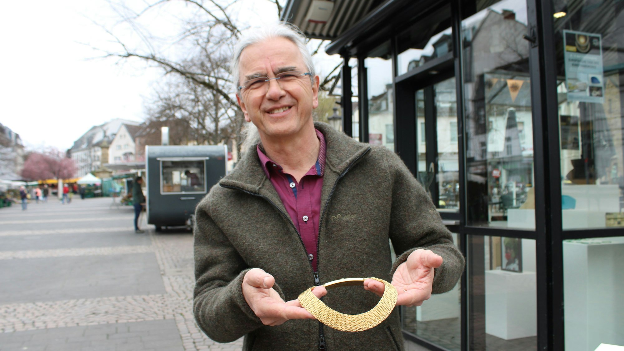 Thomas Heinz ist aus Steimel im Westerwald angereist, um seinen Schmuck auf dem Siegburger Kunsthandwerkermarkt zu präsentieren.
