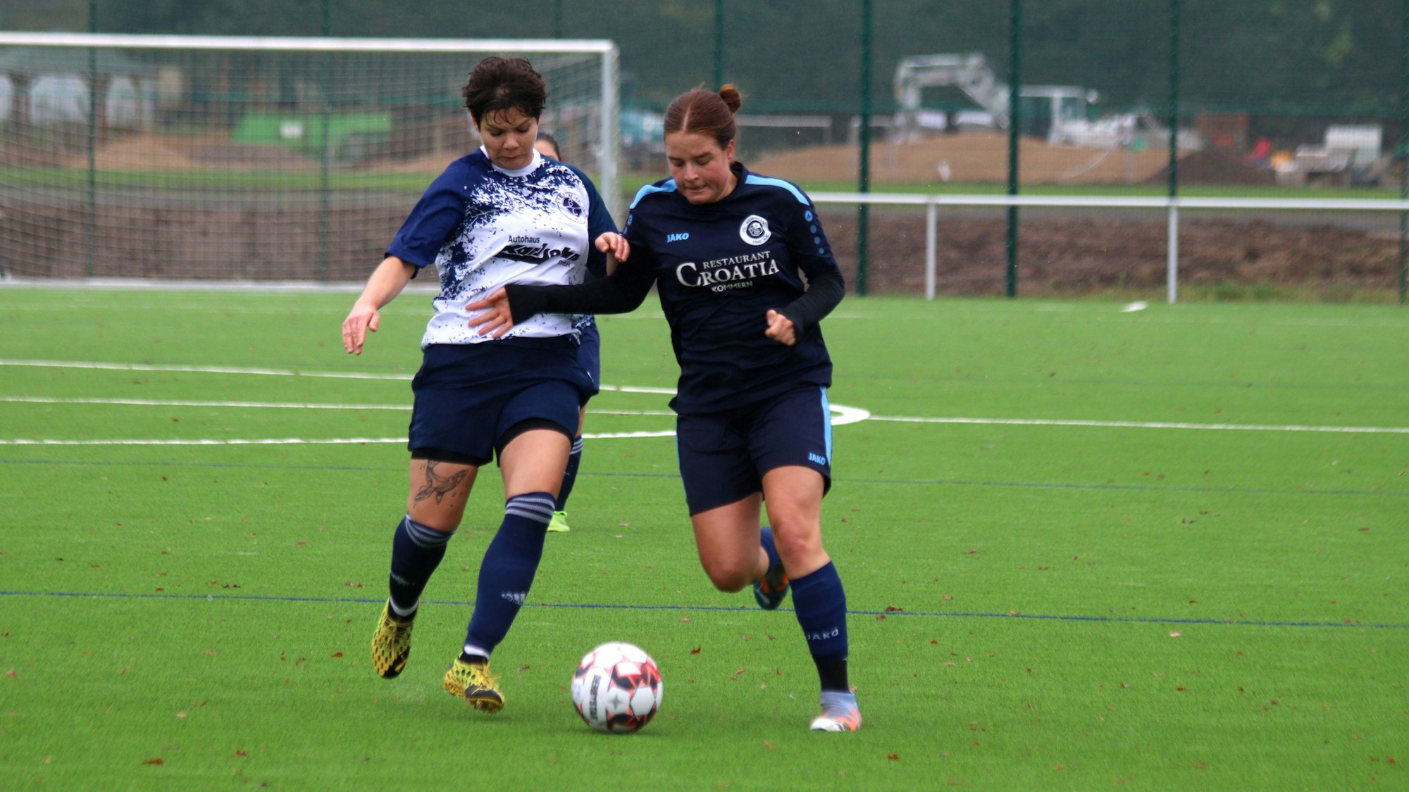 Kommerns Helene Esser im Zweikampf mit einer Gegenspielerin aus Efferen.