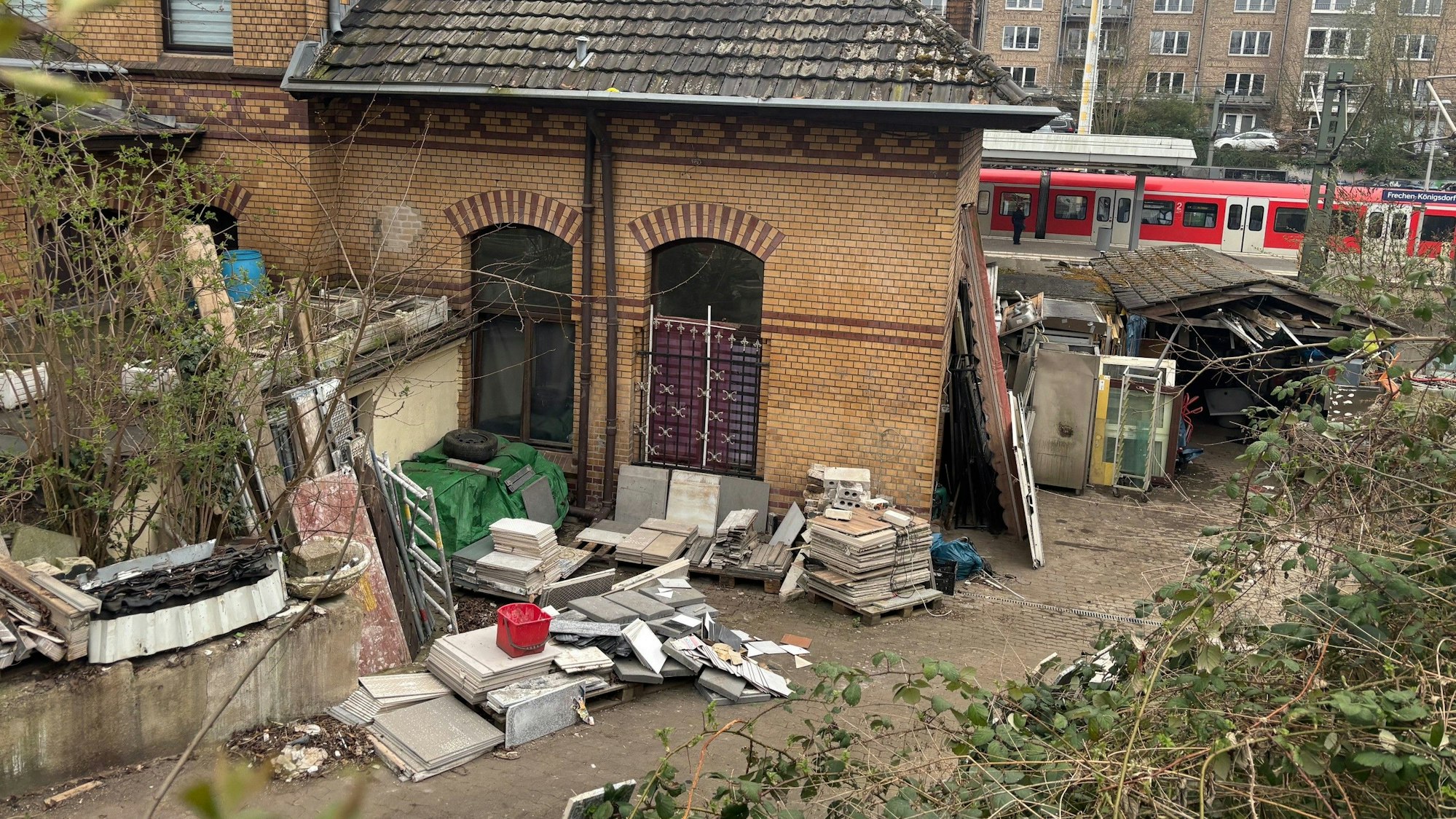 Auf dem Bild ist ein Teil des Mülls am Bahnhofsgebäude zu sehen.