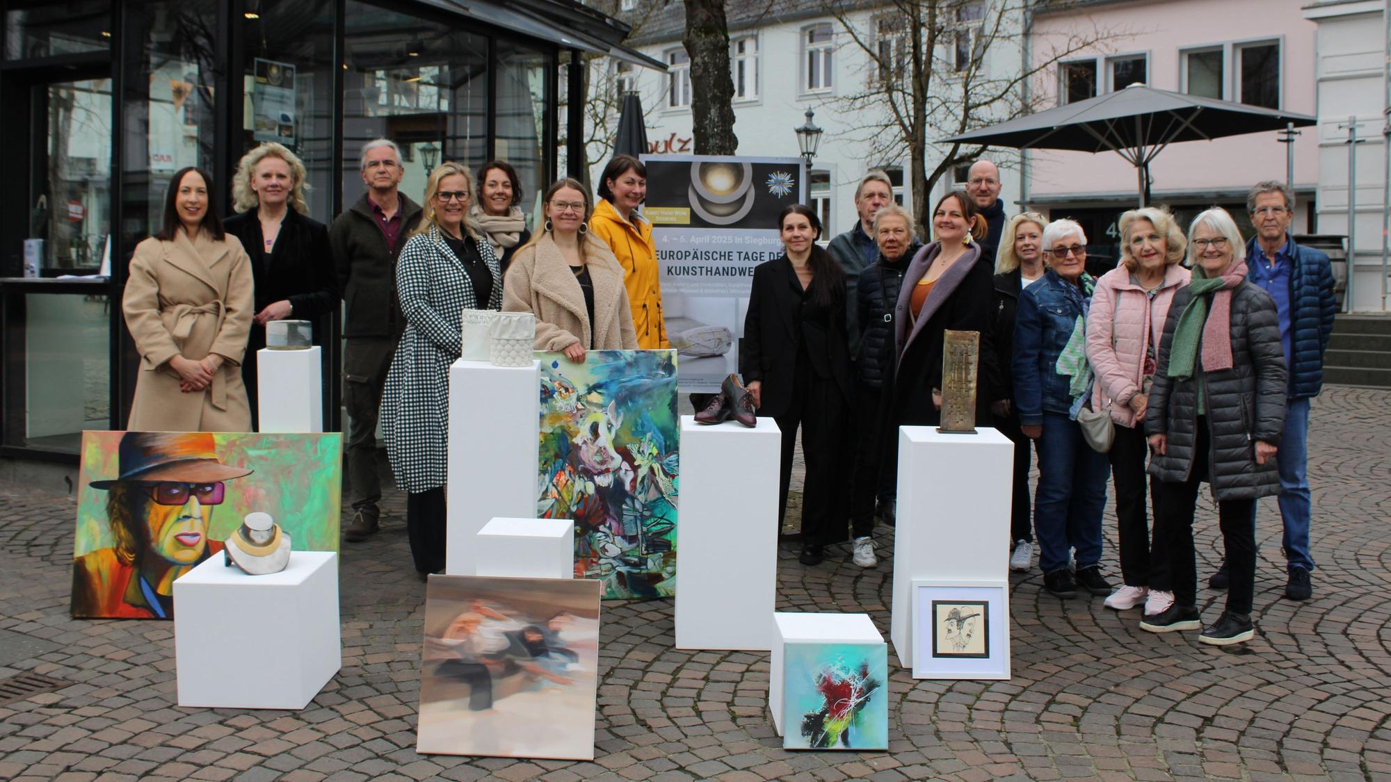 Teilnehmende Künstlerinnen und Künstler mit der Kulturbeiratsvorsitzenden Susanne Haase-Mühlbauer, Petra Göldner und Miriam Rousseau vom Fachbereich Tourismusförderung, Thomas Druwe, Leiter der Stadtbibliothek und Andrea Hermes, Leiterin des Stadtmuseums.