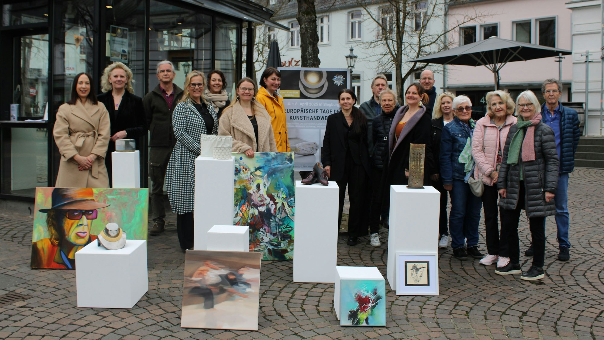 Teilnehmende Künstlerinnen und Künstler mit der Kulturbeiratsvorsitzenden Susanne Haase-Mühlbauer, Petra Göldner und Miriam Rousseau vom Fachbereich Tourismusförderung, Thomas Druwe, Leiter der Stadtbibliothek und Andrea Hermes, Leiterin des Stadtmuseums.