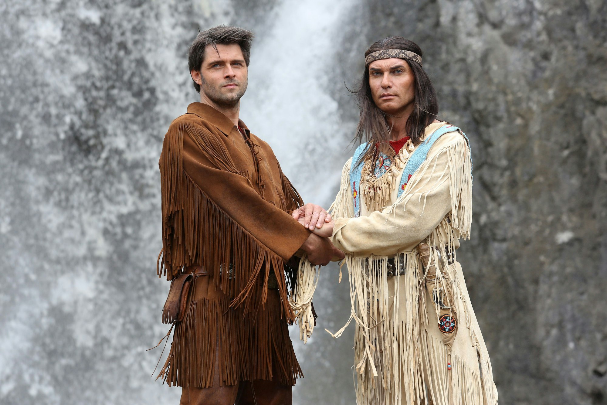 Lennestadt: Die Schauspieler Jean-Marc Birkholz (Winnetou, r) und Martin Krah (Old Shatterhand) stehen bei einer Probe zum Stück „Der Ölprinz“ auf der Freilichtbühne des Elspe Festivals.