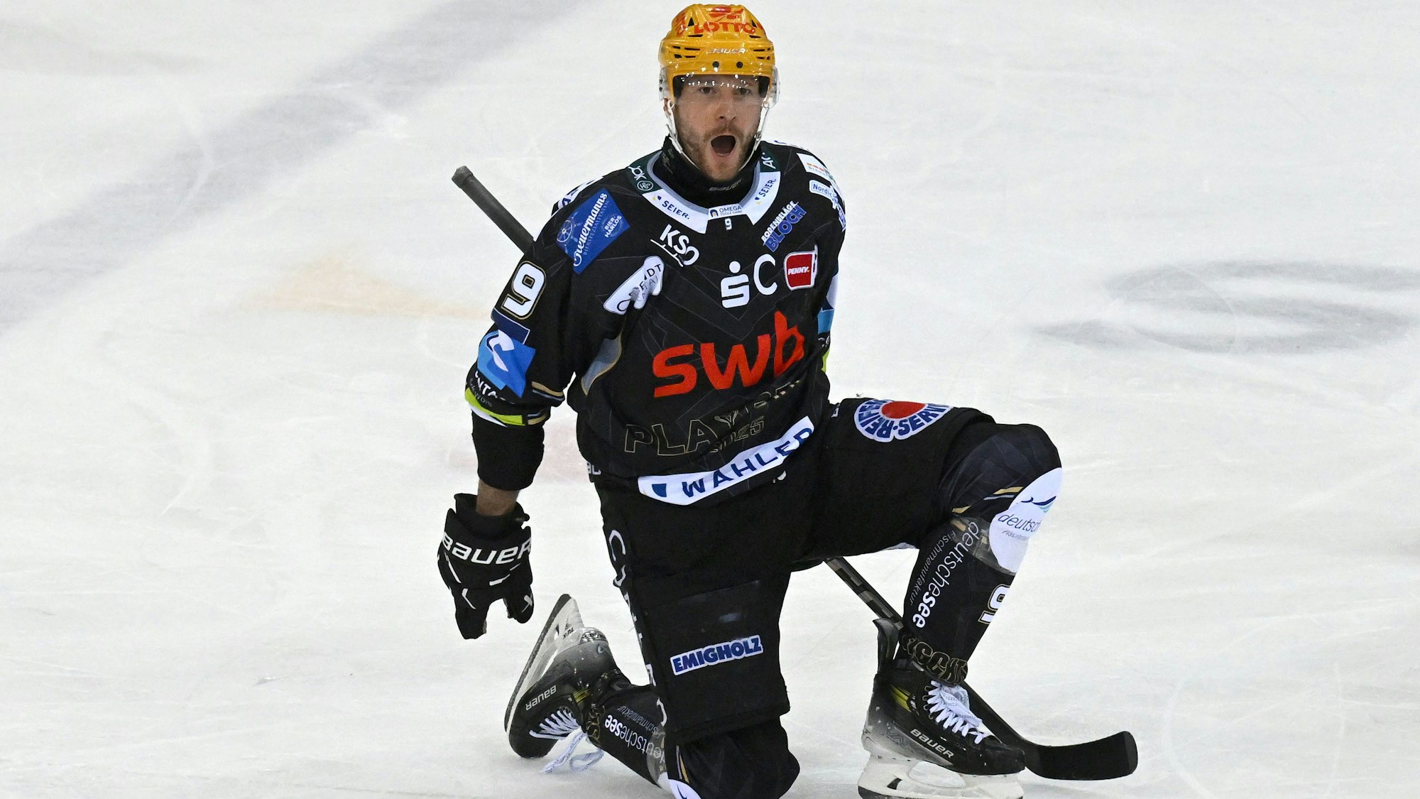 26.03.2025, Bremen, Bremerhaven: Eishockey: DEL, Pinguins Bremerhaven - Kölner Haie, Meisterschaftsrunde, Viertelfinale, 5. Spieltag. Bremerhavens Jan Urbas jubelt über sein Tor zum 4:3. Foto: Carmen Jaspersen/dpa +++ dpa-Bildfunk +++