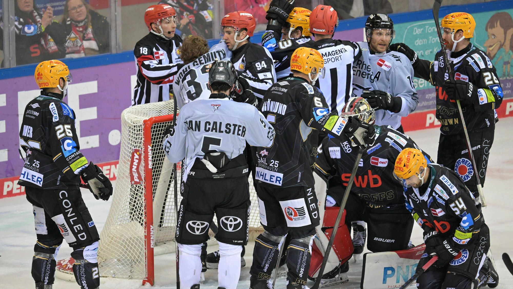 Ordentlich Feuer im Kessel: Tim Wohlgemuth von den Haien (Nr. 33 ) und Maxim Rausch von den Fischtown Pinguins geraten aneinander.