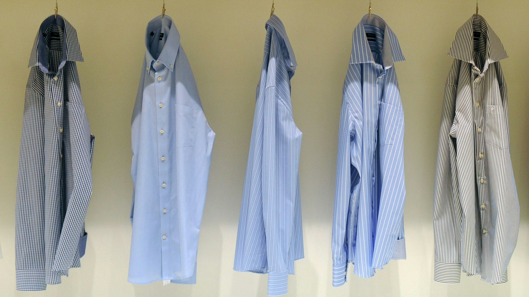 Faltenfreie Hemden: Steamer sollen Stoffe ohne direkten Kontakt glätten. Doch nicht alle der acht getesteten Geräte konnten die Experten der «Stiftung Warentest» überzeugen.