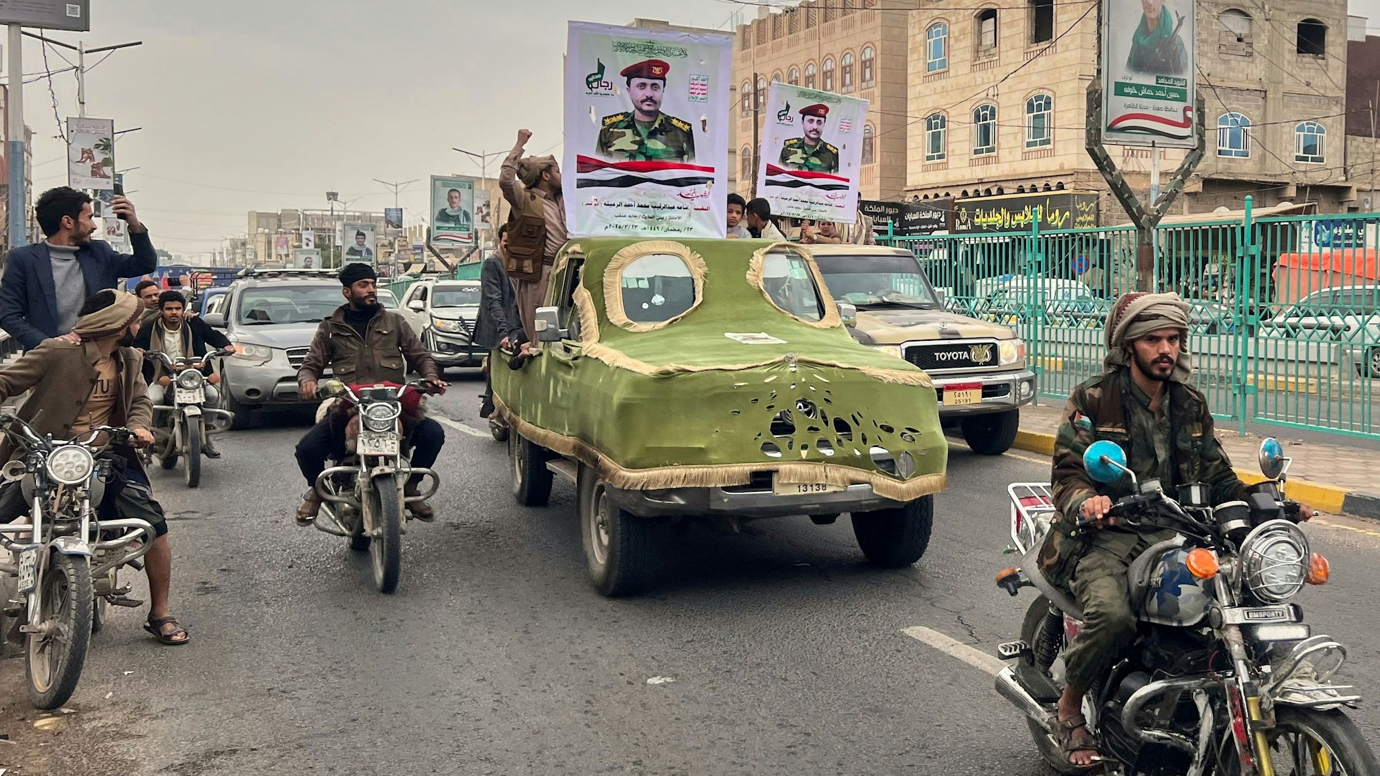 Anhänger der Huthi nehmen an einem Trauerzug für einen Huthi-Offizier teil, der bei einem US-Luftangriff getötet worden sein soll. (Archivbild)
