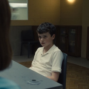 Jamie Miller (Owen Cooper) in der britischen Netflix-Serie «Adolescence» im Gespräch mit der Psychologin Briony Ariston (Erin Doherty).