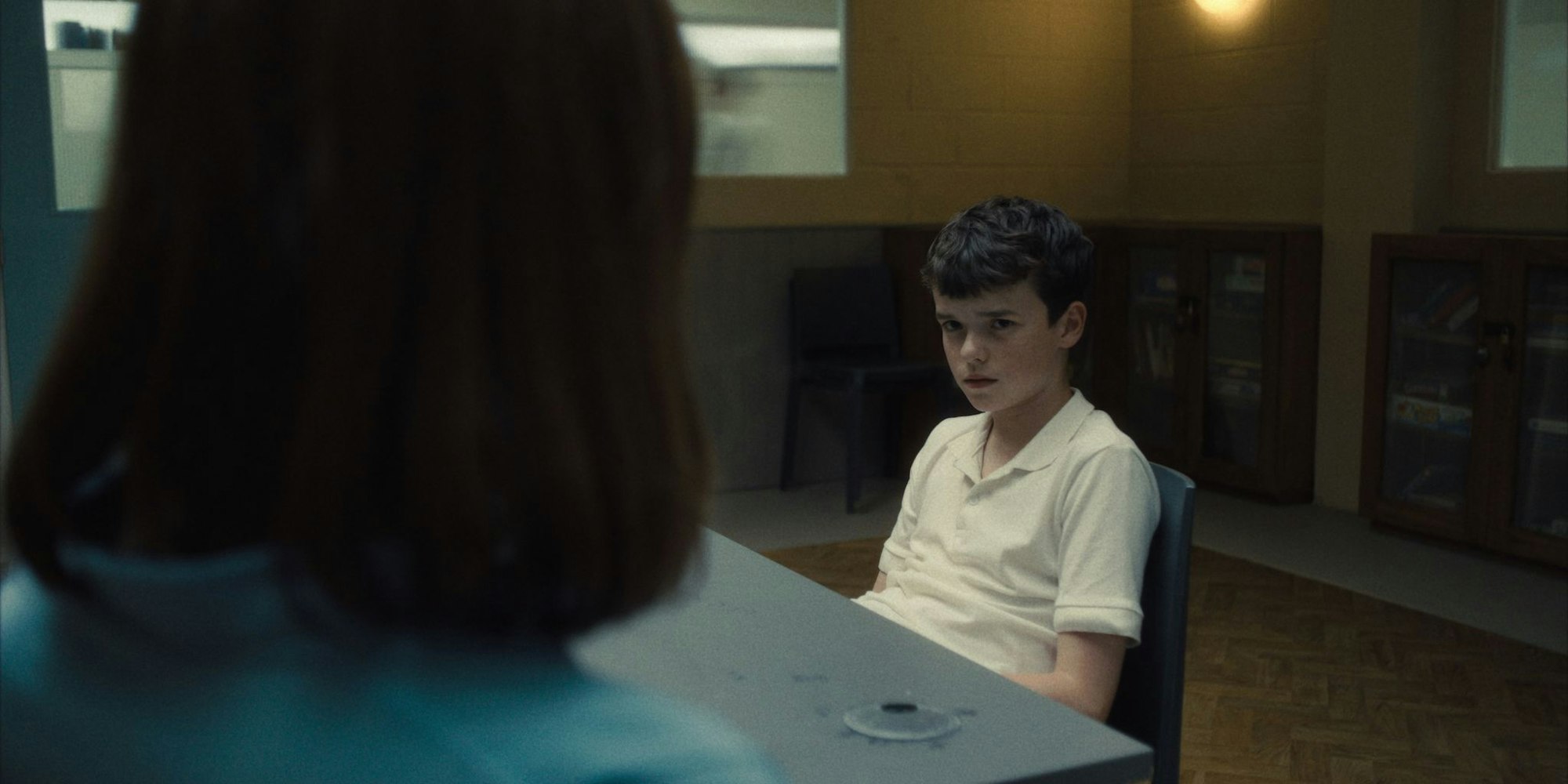 Jamie Miller (Owen Cooper) in der britischen Netflix-Serie «Adolescence» im Gespräch mit der Psychologin Briony Ariston (Erin Doherty).