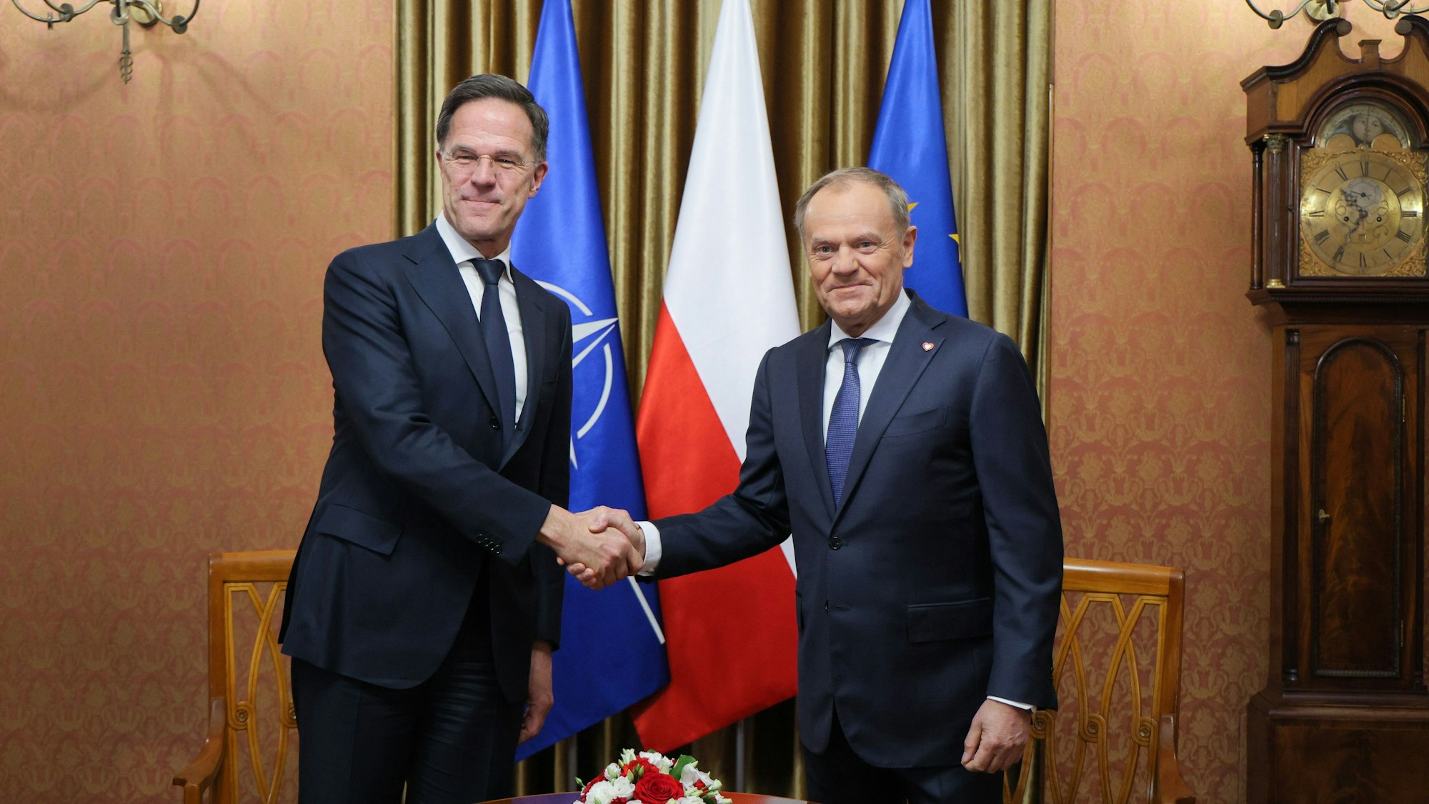 Der polnische Ministerpräsident Donald Tusk (r) und NATO-Generalsekretär Mark Rutte bei einem Treffen im Büro des Ministerpräsidenten.