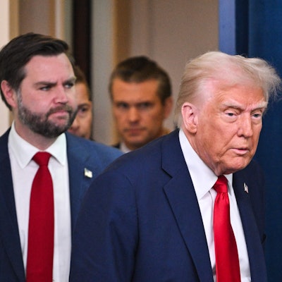 US-Präsident Donald Trump (r.) zusammen mit Vizepräsident J.D. Vance. Im Hintergrund ist Pentagon-Chef Pete Hegseth zu sehen. (Archivbild)