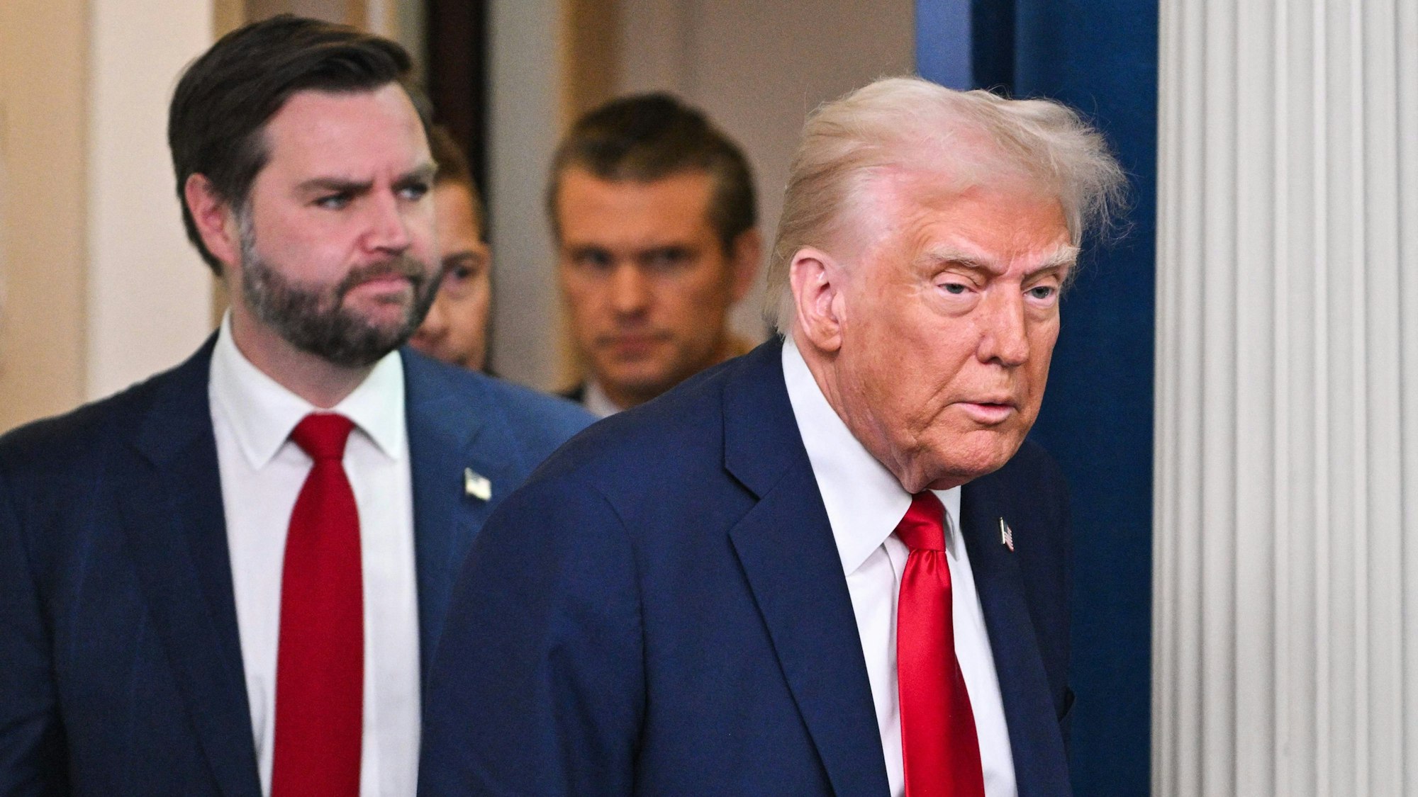 US-Präsident Donald Trump (r.) zusammen mit Vizepräsident J.D. Vance. Im Hintergrund ist Pentagon-Chef Pete Hegseth zu sehen. (Archivbild)