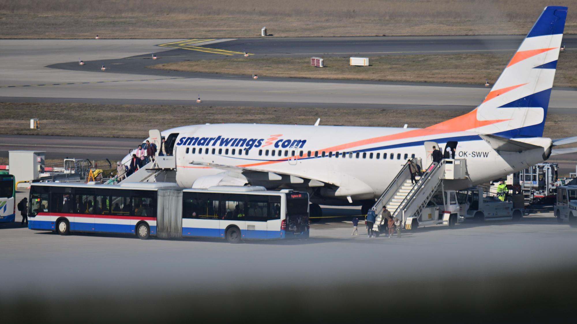Passagiere steigen aus einem Flugzeug. (Archivbild)