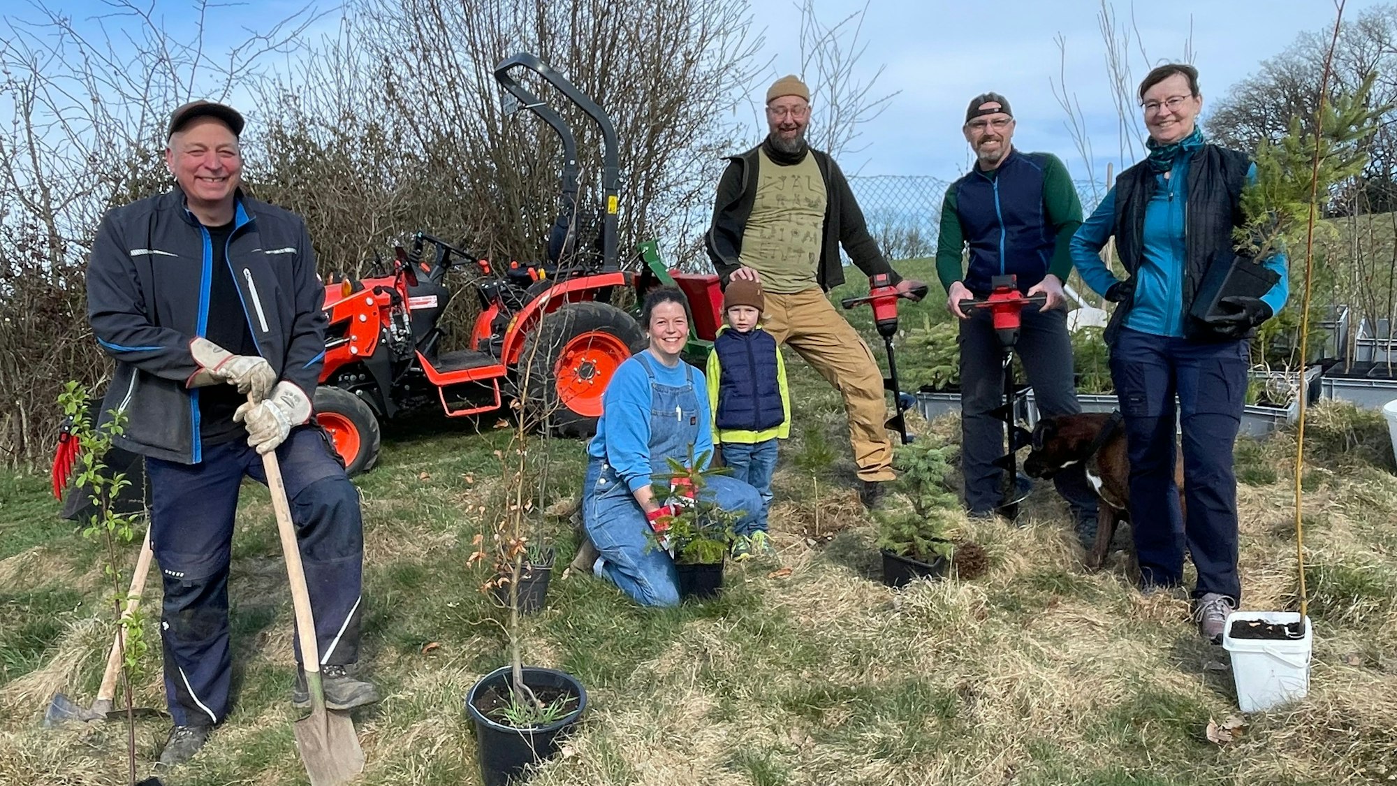 Die Baumpflanzer auf der Wiese.