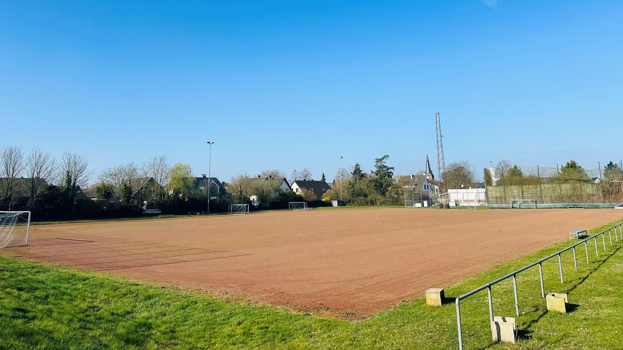 Zu sehen ist ein Sportplatz aus Asche.