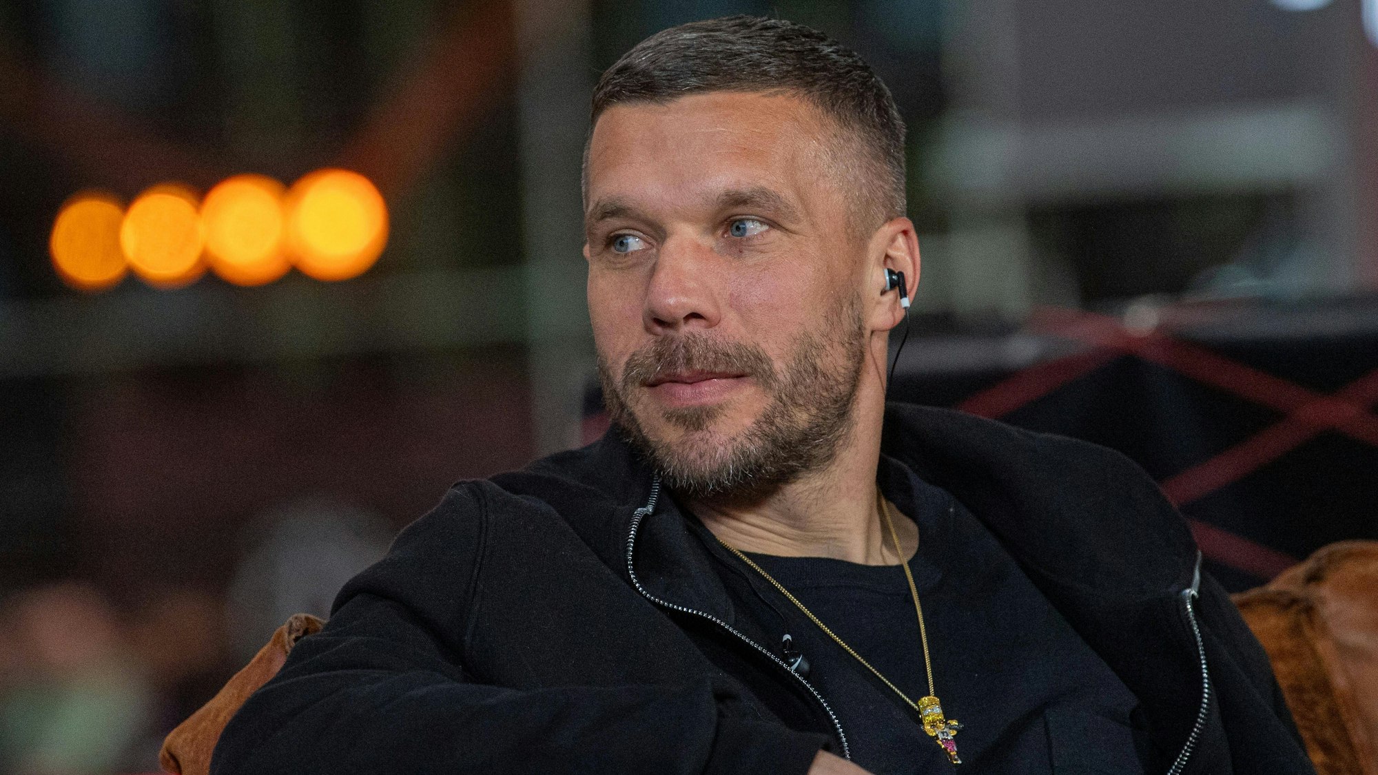 Lukas Podolski schaut zur Seite.