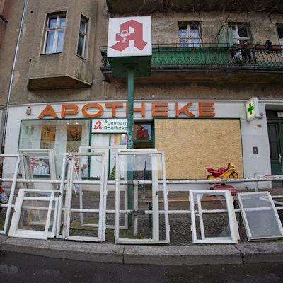 ARCHIV - 02.01.2025, Berlin: Zahlreiche kaputte Fenster stehen vor einer Apotheke in der Hauptstraße im Stadtteil Schöneberg. Durch die Explosion einer Kugelbombe waren die Scheiben der Apotheke und zahlreicher umliegender Geschäfte und Wohnungen zu Bruch gegangen. (zu dpa: «Durchsuchungen wegen Kugelbomben-Explosion · 150 Polizisten») Foto: Jörg Carstensen/dpa +++ dpa-Bildfunk +++
