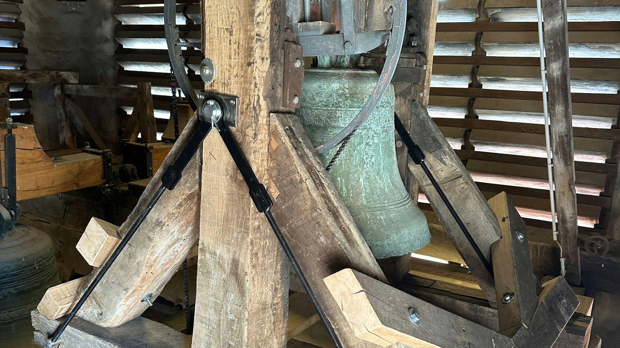 Die Sologlocke im Turm von Sankt Servatius, auch Totenglocke genannt. Sie wurde 1768 im Betrieb von Philipp Rincker aus Sinn im Dillkreis aus Bronze gegossen, wiegt 190 Kilogramm. Die Totenglocke wurde um 90 Grad gedreht, auch Holzbalken wurden dabei ersetzt.