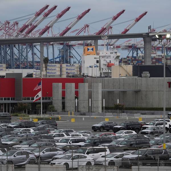 26.03.2025, USA, Long Beach: Toyota-Neufahrzeuge werden in der Toyota Logistics Service Inc. gelagert, der bedeutendsten Anlage zur Verarbeitung von Fahrzeugimporten in Nordamerika, im Hafen von Long Beach in Long Beach, Kalifornien. Foto: Damian Dovarganes/AP/dpa +++ dpa-Bildfunk +++