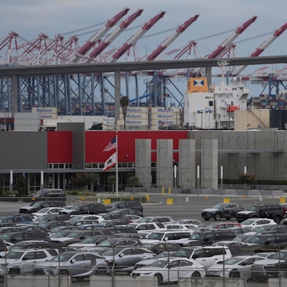 26.03.2025, USA, Long Beach: Toyota-Neufahrzeuge werden in der Toyota Logistics Service Inc. gelagert, der bedeutendsten Anlage zur Verarbeitung von Fahrzeugimporten in Nordamerika, im Hafen von Long Beach in Long Beach, Kalifornien. Foto: Damian Dovarganes/AP/dpa +++ dpa-Bildfunk +++