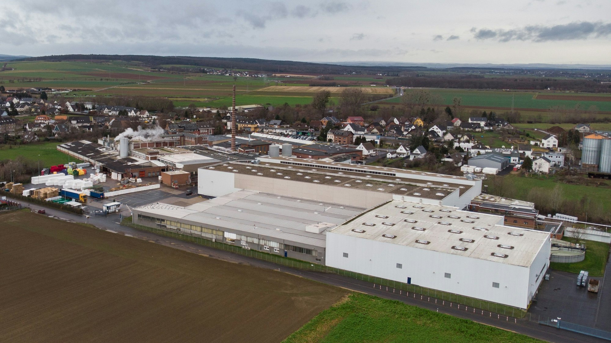 Das Luftbild zeigt die Stotzheimer Papierserviettenfabrik Fasana, früher Halstrick und Metsä Tissue. Sie ist von der Powerparc AG übernommen worden.