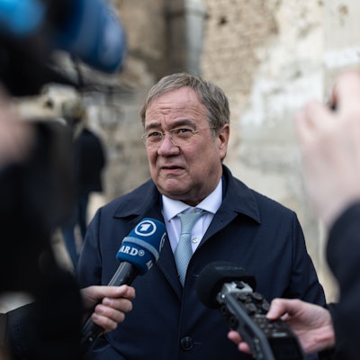 Armin Laschet (CDU) spricht zu Medienvertretern in Damaskus. Der CDU-Politiker war im März zu einem überraschenden Besuch in Syrien. (Archivbild)